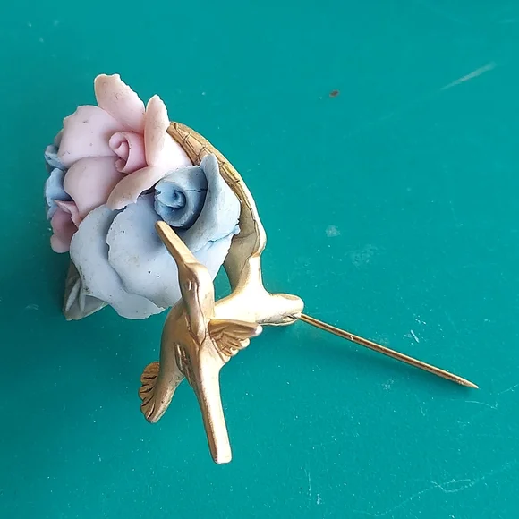 P0062 Vintage Signed AJC Goldtone Hummingbird with Flowers Brooch Pin - Picture 9 of 12